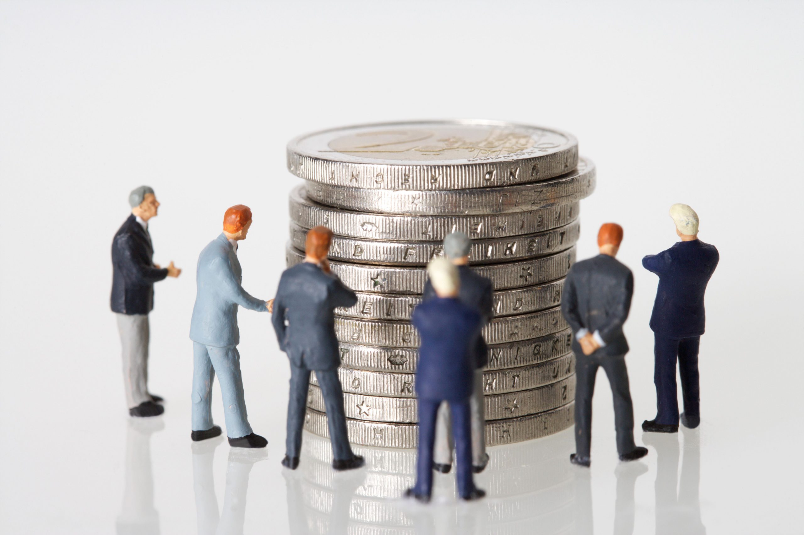 De los derechos reales sobre participaciones y acciones de la empresa familiar